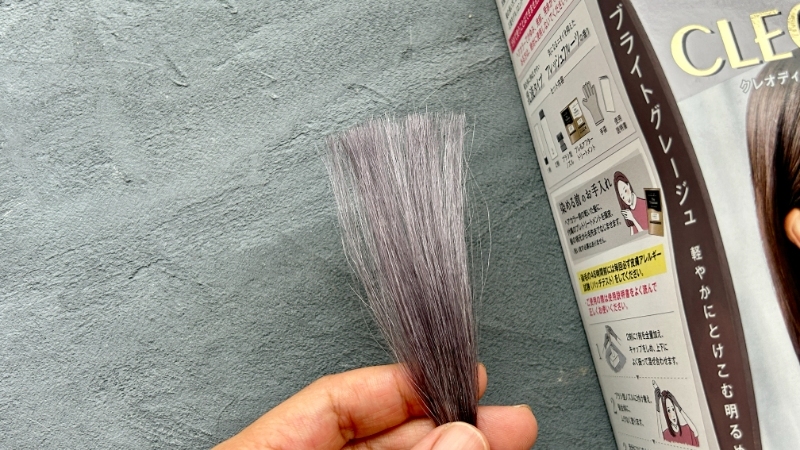 クレオディーテ クリアリーカラー ブライトグレージュの毛束検証画像