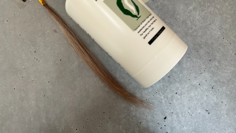リシリアフレルカラーシャンプーの専用ボトルと染毛効果を検証した毛束