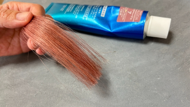 クオルシアカラー（ピンクベージュ7）で染毛効果を検証した毛束