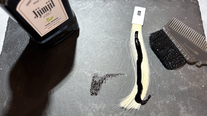 Jjimjil（ジムジル）カラーシャンプーのパッケージと染毛効果を検証中の毛束